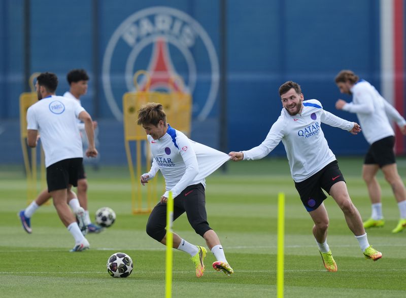 [푸아시=AP/뉴시스] 파리 생제르맹(PSG)의 이강인(왼쪽)이 20일(현지 시간) 프랑스 파리 서부 푸아시에 있는 PSG 훈련장에서 흐비차 크바라츠헬리아 등 동료들과 함께 훈련하고 있다. PSG는 오는 30일 헝가리 부다페스트에서 열리는 2025-26 유럽축구연맹(UEFA) 챔피언스리그(UCL) 아스널(잉글랜드)과 결승전을 치른다. 2026.05.21.