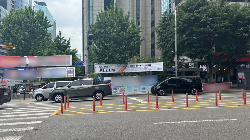 [서울=뉴시스]황민 인턴기자=6·3 지방선거 사전투표가 29일 전국적으로 시작되며 선거 열기도 막바지로 치닫고 있지만 투표가 본격화할수록 교차로와 횡단보도를 점령한 유세 차량의 확성기 소음, 거리를 뒤덮은 현수막, 끊임없이 쏟아지는 선거 문자까지 겹치며 시민 불편도 커지는 모습이다. 사진은 29일 서울 강남구 일대에 게시된 지방선거 현수막 모습. 2026.05.29. photo@newsis.com