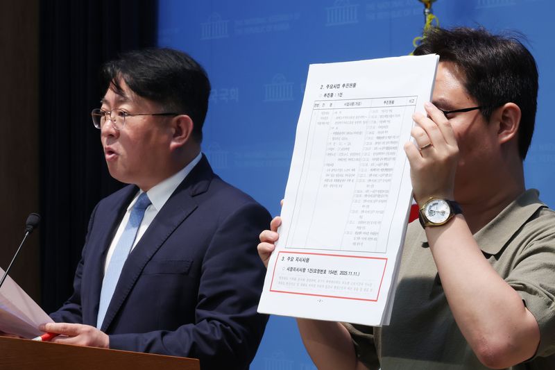 [서울=뉴시스] 조성봉 기자 = 박민규 더불어민주당 의원이 25일 오후 서울 여의도 국회 소통관에서 '현대건설 철근누락 보고 다음 날, 오세훈 서울시장 GTX 삼성역 관련 지시' 관련 문건을 공개하고 있다. 2026.05.25. suncho21@newsis.com