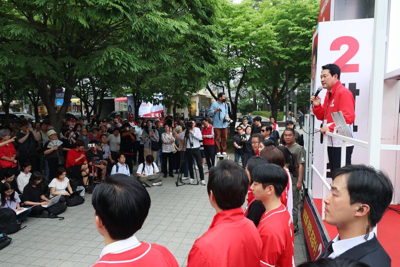 [서울=뉴시스] 고승민 기자 = 장동혁 국민의힘 상임선거대책위원장이 26일 서울 마포구 경의선숲길에서 지원유세를 하고 있다. 2026.05.26. kkssmm99@newsis.com