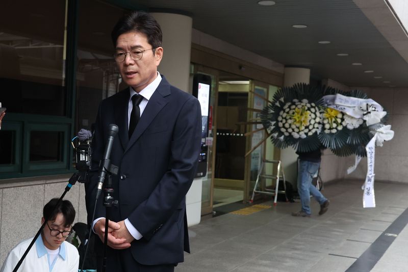 [서울=뉴시스] 조성봉 기자 = 정원오 더불어민주당 서울시장 후보가 27일 오후 서울 중구 국립중앙의료원 장례식장에서 '서소문 고가차도 붕괴 참사 희생자' 조문을 마치고 취재진의 질문에 답변하고 있다. 2026.05.27. suncho21@newsis.com