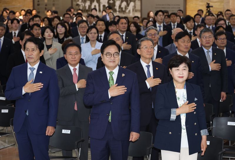 [서울=뉴시스] 김금보 기자 = 우원식 국회의장이 27일 오전 서울 여의도 국회에서 열린 제78주년 국회개원기념식 및 제6회 대한민국 국회 의정대상 시상식에서 국민의례를 하고 있다. 2026.05.27. kgb@newsis.com