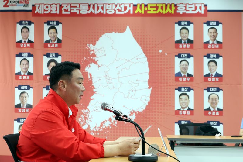 [서울=뉴시스] 조성봉 기자 = 정희용 국민의힘 선거대책본부장이 28일 오전 서울 여의도 중앙당사에서 열린 현안 관련 기자간담회에서 취재진의 질문에 답변하고 있다. 2026.05.28. suncho21@newsis.com