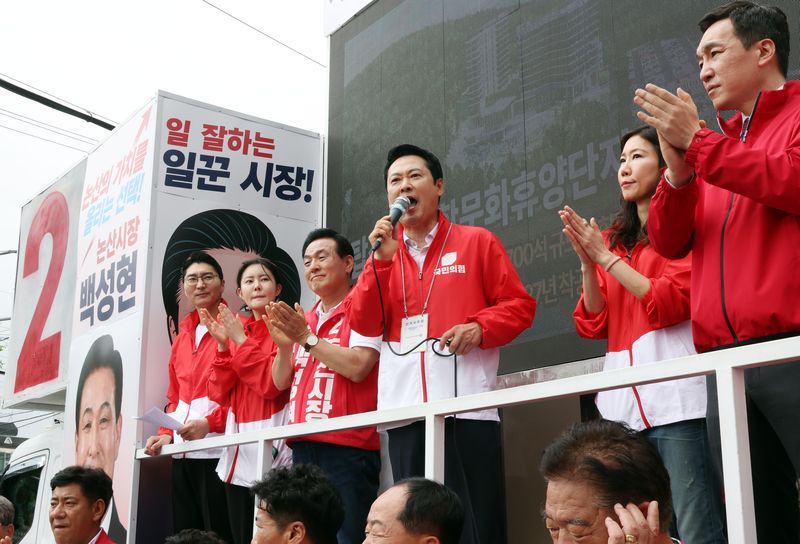[논산=뉴시스] 김금보 기자 = 장동혁 국민의힘 대표가 28일 오후 충남 논산시 논산타워 앞에서 지원 유세를 하고 있다. 2026.05.28. kgb@newsis.com