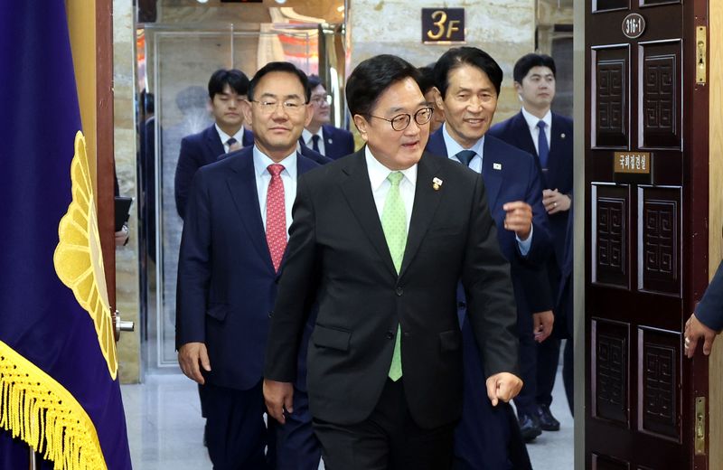 [서울=뉴시스] 조성봉 기자 = 우원식 국회의장이 29일 오후 서울 여의도 국회에서 열린 제22대 국회 전반기 국회의장단 퇴임식에 입장하고 있다. 2026.05.29. suncho21@newsis.com