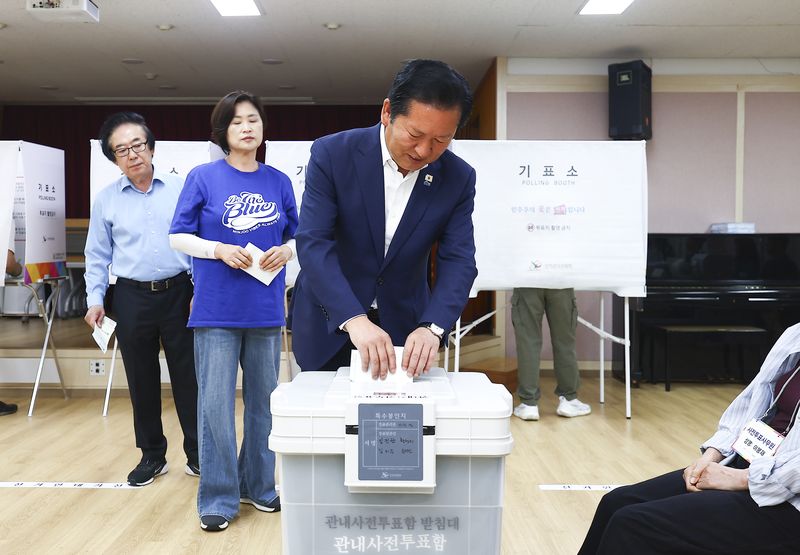 [서울=뉴시스] 김근수 기자 = 정청래 더불어민주당 대표 겸 총괄상임선거대책위원장이 29일 오전 서울 마포구 성산2동 주민센터에 마련된 제9회 전국동시지방선거 사전투표소에서 투표를 하고 있다. 2026.05.29. ks@newsis.com