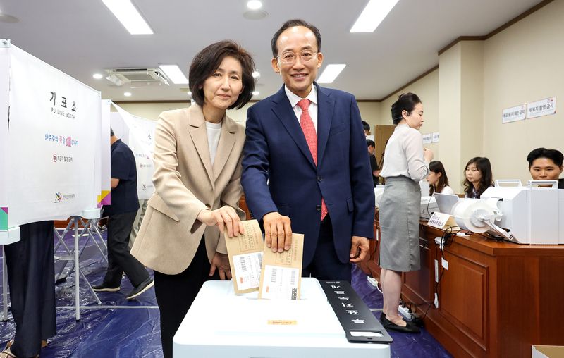 [대구=뉴시스] 이무열 기자 = 추경호 국민의힘 대구시장 후보와 부인 김희경씨가 제9회 전국동시지방선거 사전투표 첫날인 29일 대구 수성구 범어1동 사전투표소에서 투표하고 있다. 2026.05.29. lmy@newsis.com