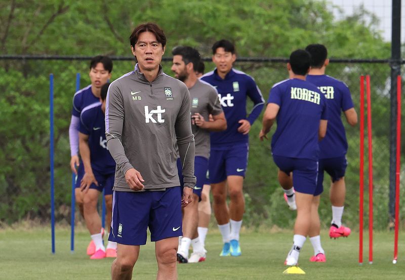 홍명보 대한민국 축구대표팀 감독이 29일(현지시간) 미국 유타주 헤리먼에 위치한 자이언스뱅크 트레이닝센터에서 선수들의 훈련을 지켜보고 있다.뉴스1