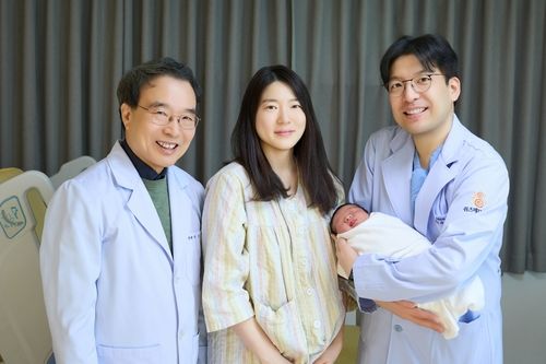 (왼쪽부터) 이기호 원장, 산모, 이지훈 원장 (출처=연합뉴스)