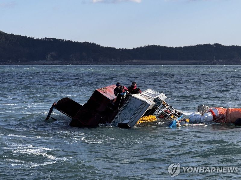 전복 선박 (출처=연합뉴스)