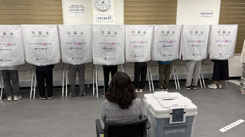 6·3 지방선거 사전투표 마지막날인 30일. 창원시 사파동 사전투표소에 마련된 기표소에서 유권자들이 투표하고 있다. 2026.5.30 ⓒ 뉴스1 강정태 기자