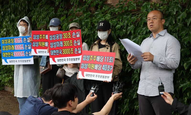 [서울=뉴시스] 홍효식 기자 = 대한민국주주운동본부가 21일 서울 용산구 이재용 삼성전자 회장 자택 앞에서 열린 삼성전자 주주총결집 집회에서 '영업이익 12% 성과급' 잠정합의안은 상법상 강행규정 위반이며, 주주총회 결의 없는 자본분배 합의는 법률상 무효임을 밝히고 있다. 2026.05.21. yesphoto@newsis.com