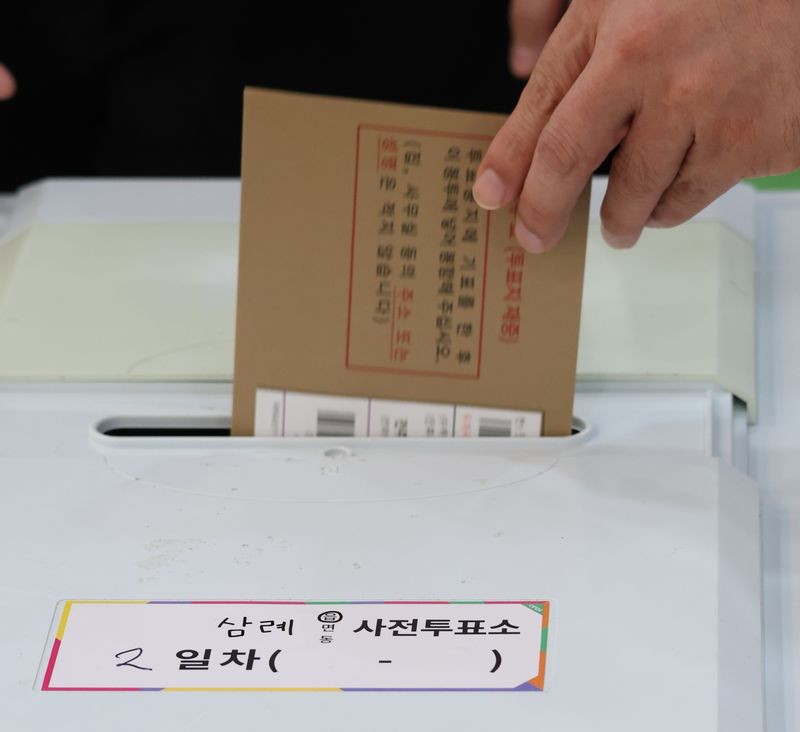 제9회 전국동시지방선거 사전투표 둘째 날인 30일 전북 완주군 삼례읍행정복지센터에 마련된 사전투표소를 찾은 한 유권자가 소중한 한 표를 행사하고 있다. 2026.5.30 ⓒ 뉴스1 유경석 기자