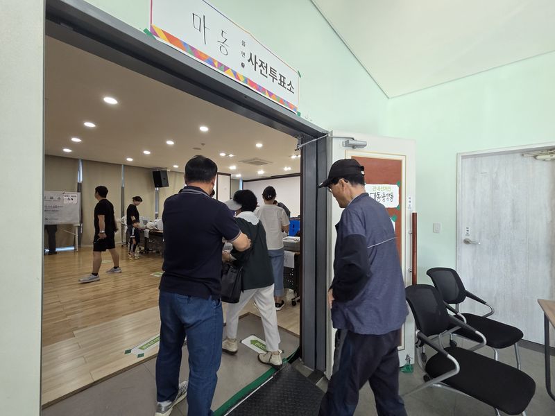 제9회 전국동시지방선거 사전투표 둘째 날인 30일 전북 익산시 마동 행정복지센터에 마련된 사전투표소를 찾은 유권자들이 투표를 하고 있다.2026.5.30/뉴스1 장수인 기자