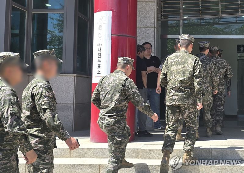 지난 29일 사전투표장 찾은 해병대원들 (출처=연합뉴스)
