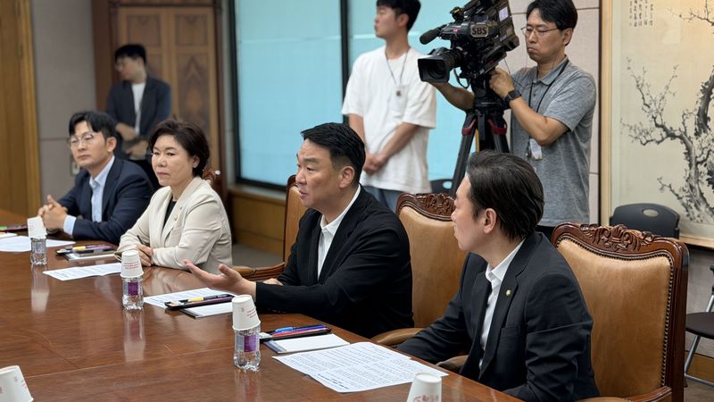 [서울=뉴시스] 전상우 기자 = 정희용 국민의힘 선거대책본부장과 행정안전위원회 소속 국민의힘 의원들이 30일 중앙선거관리위원회를 찾아 전날 있었던 이재명 대통령의 사전투표용지 공개 행위에 대해 항의하고 있다. (사진=국민의힘 제공) 2026.05.30 photo@newsis.com