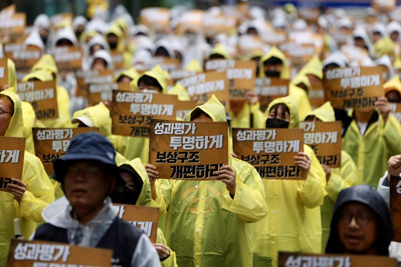 [성남=뉴시스] 김명년 기자 = 전국화학섬유식품산업노동조합 카카오지회 조합원들이 20일 경기 성남시 판교역 광장에서 결의대회를 열고 구호를 외치고 있다. 2026.05.20. kmn@newsis.com