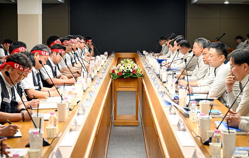 [울산=뉴시스] 구미현 기자 = 현대자동차 노사가 6일 울산공장 본관 동행룸에서 2026년 임금협상 상견례를 가지고 있다. 이날 상견례에는 최영일 현대차 대표이사, 박상만 전국금속노조위원장, 이종철 현대차지부 지부장를 비롯한 노사 교섭 대표 등 60여 명이 참석했다. (사진=현대차 제공) 2026.05.06. photo@newsis.com *재판매 및 DB 금지