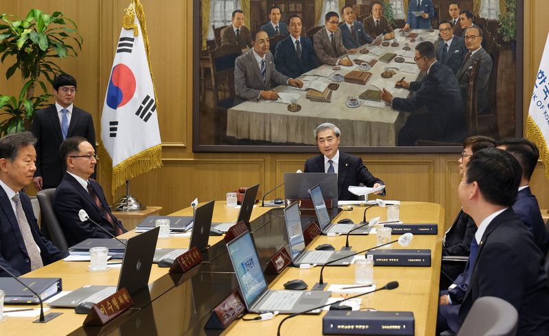 [서울=뉴시스] 사진공동취재단 = 신현송 한국은행 총재가 지난 28일 서울 중구 한국은행 본관에서 금융통화위원회 본회의를 주재하고 있다. 2026.05.28. photo@newsis.com