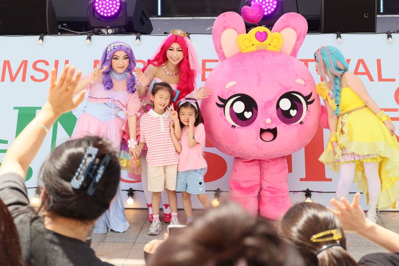 30일 전북 임실군 치즈테마파크에서 열리고 있는 장미축제를 찾은 어린이들이 시크릿 쥬쥬와 기념촬영을 하고 있다.(2026.5.30 ⓒ 뉴스1 김동규 기자