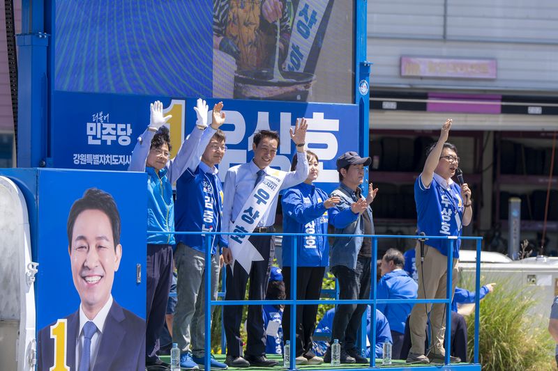 우상호 더불어민주당 강원도지사 후보가 30일 강릉을 찾아 집중 유세를 펼치며 동해안 민심 공략에 나섰다.(우상호후보캠프 측 제공. 재판매 및 DB금지)/뉴스1
