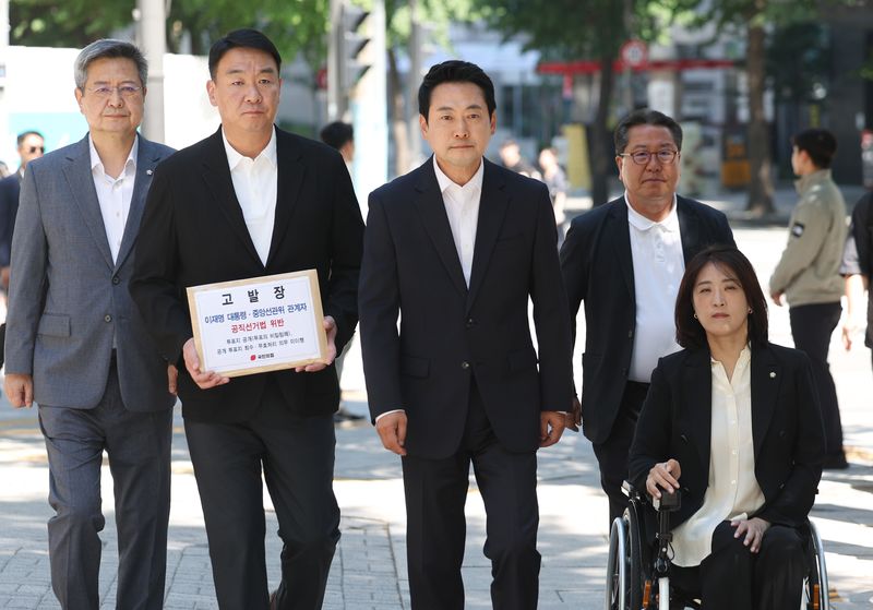 국민의힘 장동혁(왼쪽 세번째) 상임선거대책위원장을 비롯한 의원들이 지난달 30일 서울 종로구 서울지방경찰청 민원실에 이재명 대통령에 대해 '공직선거법상 투표의 비밀침해죄' 혐의, 중앙선거관리위원회 관계자에 대해 '공직선거법 위반 및 직무유기' 혐의로 고발장을 제출하기 위해 이동하고 있다. 뉴시스