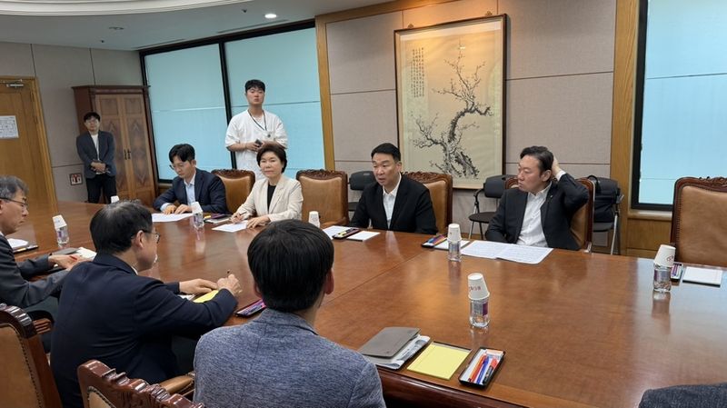 정희용 선거대책본부장, 선관위 항의 방문(정희용 의원실 제공)