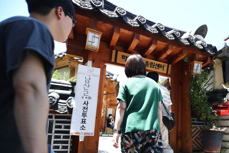 제9회 전국동시지방선거 사전투표 둘째 날인 30일 유권자들이 대구 중구 복합문화공간 하누리어울림센터에 마련된 남산2동 사전투표소를 찾고 있다. 2026.5.30 ⓒ 뉴스1 공정식 기자