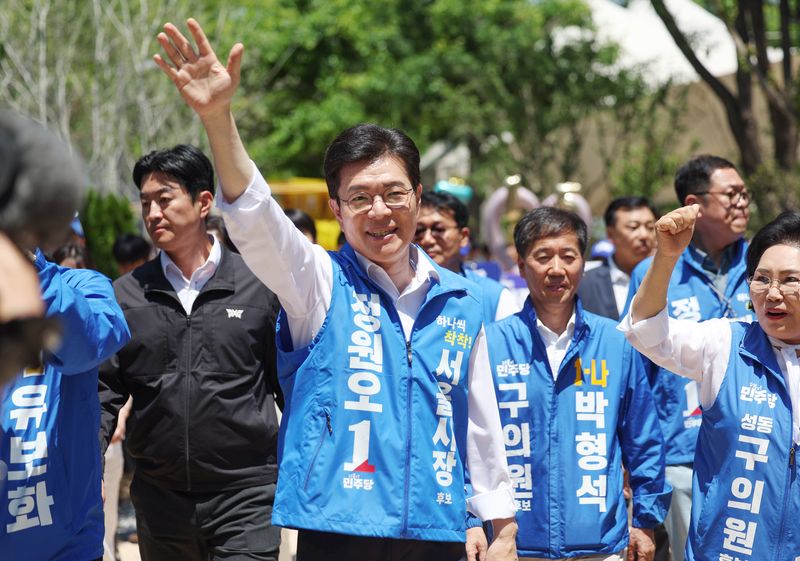 [서울=뉴시스] 김진아 기자 = 정원오 더불어민주당 서울시장 후보가 제9회 전국동시지방선거 사전투표 마지막 날인 30일 서울 성동구 서울숲을 찾아 시민들과 인사하고 있다. 2026.05.30. bluesoda@newsis.com