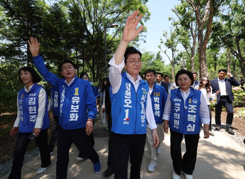 [서울=뉴시스] 김진아 기자 = 정원오 더불어민주당 서울시장 후보가 제9회 전국동시지방선거 사전투표 마지막 날인 30일 서울 성동구 서울숲을 찾아 시민들과 인사하고 있다. 2026.05.30. bluesoda@newsis.com