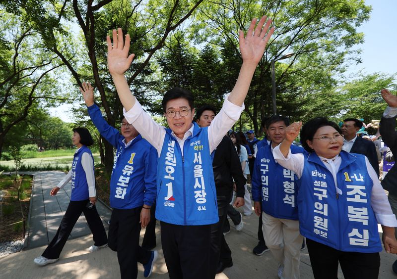 [서울=뉴시스] 김진아 기자 = 정원오 더불어민주당 서울시장 후보가 제9회 전국동시지방선거 사전투표 마지막 날인 30일 서울 성동구 서울숲을 찾아 시민들과 인사하고 있다. 2026.05.30. bluesoda@newsis.com