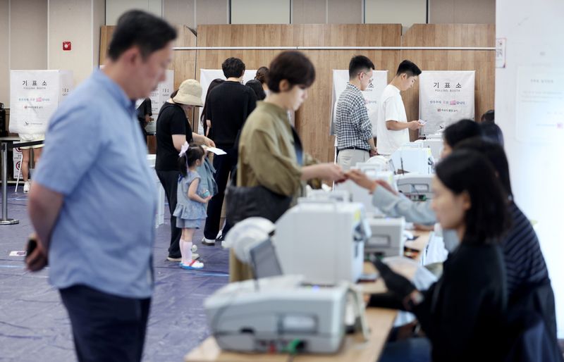 [서울=뉴시스] 김진아 기자 = 제9회 전국동시지방선거 사전투표 마지막 날인 30일 서울 성동구 성수1가제2동 공공복합청사에 마련된 사전투표소에서 시민들이 투표를 하기 위해 줄을 서고 있다. 2026.05.30. bluesoda@newsis.com