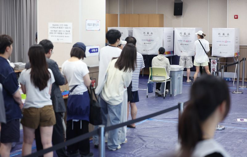 [서울=뉴시스] 김진아 기자 = 제9회 전국동시지방선거 사전투표 마지막 날인 30일 서울 성동구 성수1가제2동 공공복합청사에 마련된 사전투표소에서 시민들이 투표를 하기 위해 줄을 서고 있다. 2026.05.30. bluesoda@newsis.com
