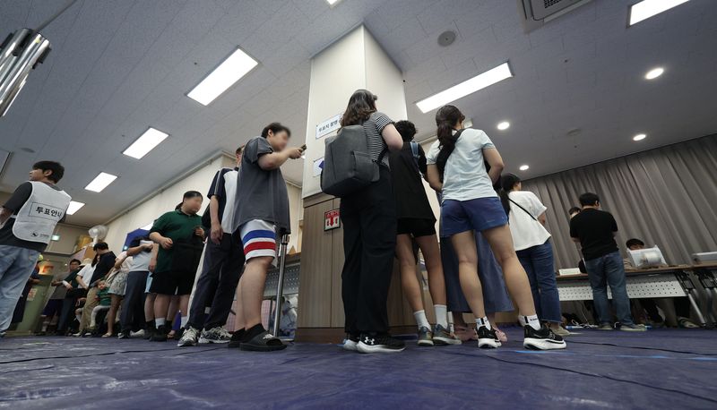 [서울=뉴시스] 김진아 기자 = 제9회 전국동시지방선거 사전투표 마지막 날인 30일 서울 성동구 성수1가제2동 공공복합청사에 마련된 사전투표소에서 시민들이 투표를 하기 위해 줄을 서고 있다. 2026.05.30. bluesoda@newsis.com