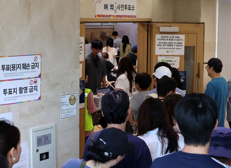 [서울=뉴시스] 이영환 기자 = 제9회 전국동시지방선거 사전투표 마지막날인 30일 오후 서울 영등포구 여의동주민센터에 마련된 사전투표소에서 시민들이 투표를 하기위해 줄지어 서 있다. 2026.05.30. 20hwan@newsis.com