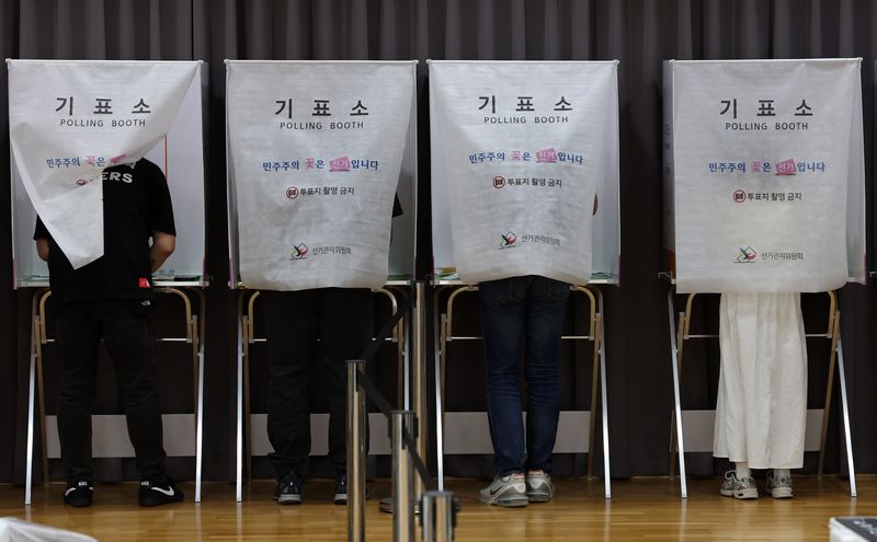 [서울=뉴시스] 이영환 기자 = 제9회 전국동시지방선거 사전투표 마지막날인 30일 오후 서울 영등포구 여의동주민센터에 마련된 사전투표소에서 시민들이 투표를 하고 있다. 2026.05.30. 20hwan@newsis.com