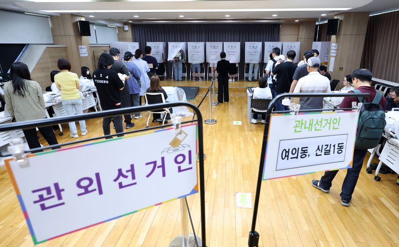 [서울=뉴시스] 이영환 기자 = 제9회 전국동시지방선거 사전투표 마지막날인 30일 오후 서울 영등포구 여의동주민센터에 마련된 사전투표소에서 시민들이 투표를 하기위해 줄지어 서 있다. 2026.05.30. 20hwan@newsis.com