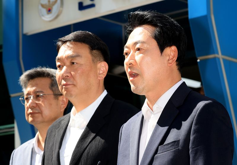 장동혁 국민의힘 대표가 30일 서울지방경찰청 민원실 앞에서 이재명 대통령과 중앙선거관리위원회 관계자에 대해 각각 공직선거법상 투표의 비밀침해죄, 공직선거법 위반 및 직무유기 혐의로 고발장을 제출하기 전 발언하고 있다. 2026.5.30 ⓒ 뉴스1 이호윤 기자