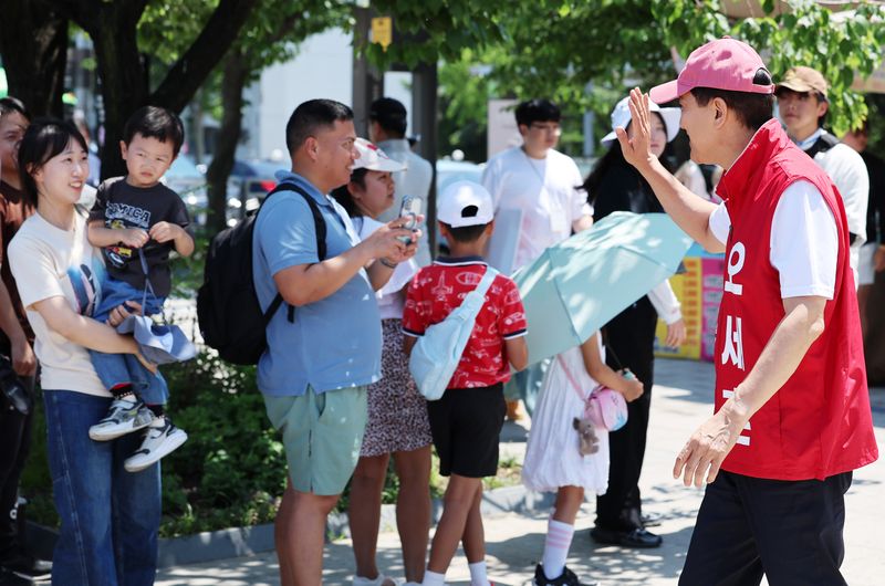 [서울=뉴시스] 이영환 기자 = 오세훈 국민의힘 서울시장 후보가 30일 오후 서울 영등포구 여의도한강공원을 찾아 시민들과 인사를 나누고 있다. 2026.05.30. 20hwan@newsis.com