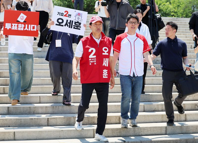 [서울=뉴시스] 이영환 기자 = 오세훈 국민의힘 서울시장 후보가 30일 오후 서울 영등포구 여의도한강공원을 찾아 시민들과 인사를 나누기 위해 이동하고 있다. 2026.05.30. 20hwan@newsis.com
