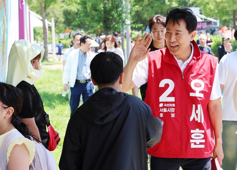 [서울=뉴시스] 이영환 기자 = 오세훈 국민의힘 서울시장 후보가 30일 오후 서울 영등포구 여의도한강공원을 찾아 시민들과 인사를 나누고 있다. 2026.05.30. 20hwan@newsis.com