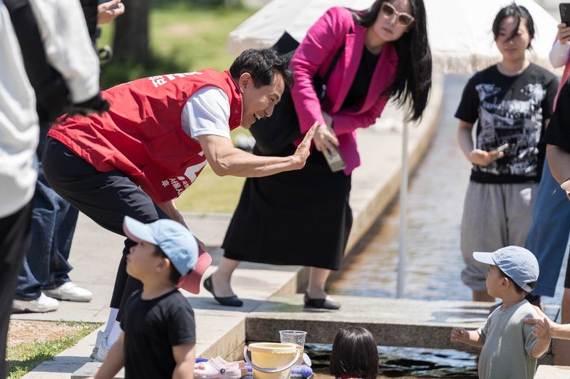 여의도 한강공원 방문한 국민의힘 오세훈 서울시장 후보 (출처=연합뉴스)