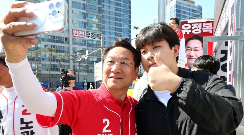 유정복 후보가 송도 유세 도중 한 청년과 함께 셀카를 찍고 있다. / 뉴스1 ⓒ News1