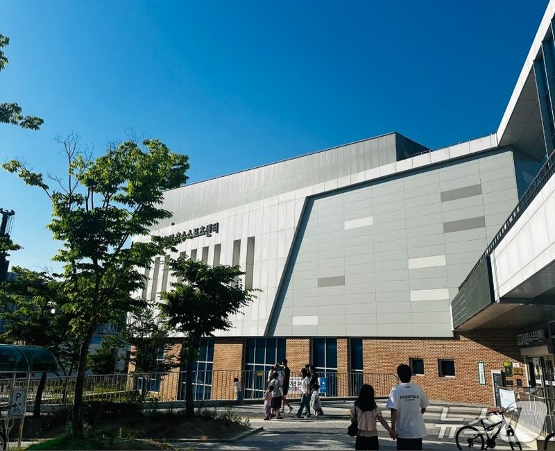 30일 경기 양주시 옥정호수도서관·옥정호수스포츠센터에 설치된 사전투표소 ⓒ 이상휼 기자