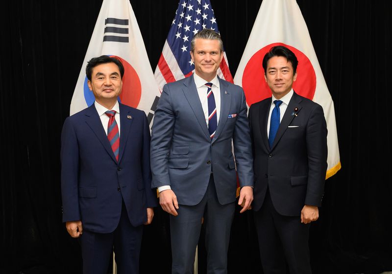 안규백 국방부 장관(왼쪽)이 30일 오전(현지시간) 싱가포르에서 열린 제23차 아시아안보회의에 참석한 피트 헤그세스 미 전쟁부 장관(가운데)과 고이즈미 신지로 일본 방위상과 함께 기념촬영하고 있다. 국방부 제공