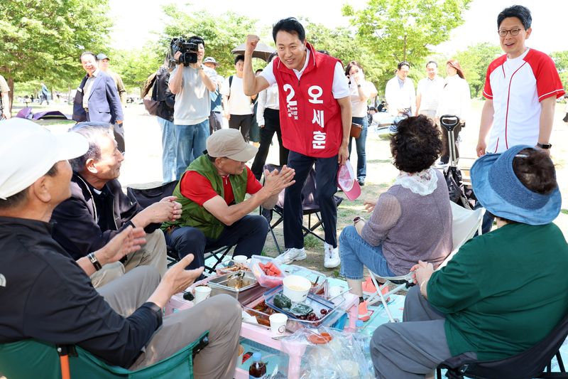 [서울=뉴시스] 이영환 기자 = 오세훈 국민의힘 서울시장 후보가 30일 오후 서울 영등포구 여의도한강공원을 찾아 시민들과 인사를 나누고 있다. 2026.05.30. 20hwan@newsis.com