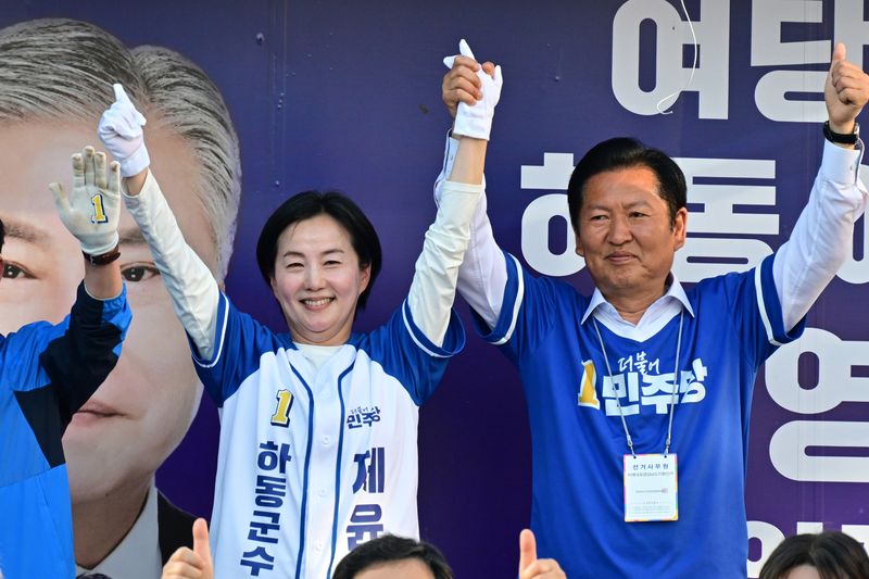 [하동=뉴시스] 차용현 기자 = 사전투표 이틀째인 30일 오전 경남 하동군 화개장터를 찾은 더불어민주당 정청래 대표가 제윤경 하동군수 후보와 유세차량에 올라 제 후보의 지지를 호소하고 있다. 2026.05.30. con@newsis.com