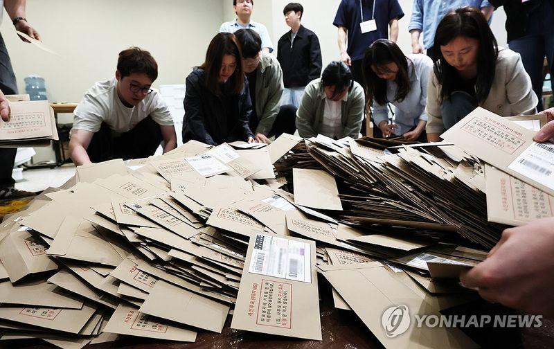 사전투표 종료, 관외 투표지 분류하는 관계자들 (출처=연합뉴스)