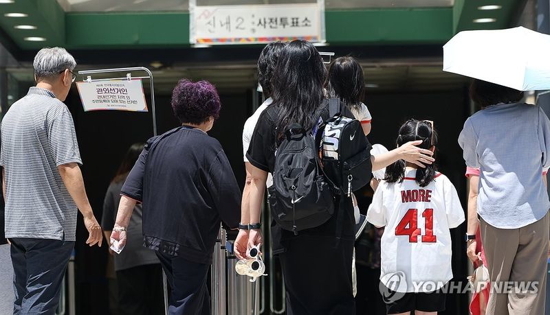 주말 사전투표소 찾은 유권자들 (출처=연합뉴스)