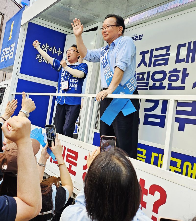 김부겸 더불어민주당 대구시장 후보가 30일 오후 대구 중구 동성로 옛 대구백화점 앞에서 지지를 호소하고 있다. ⓒ 뉴스1 남승렬 기자